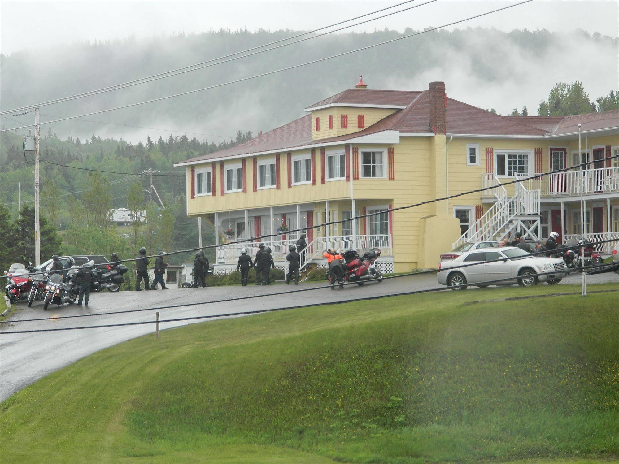 Hotel Motel Bon Accueil Rivière-la-Madeleine エクステリア 写真