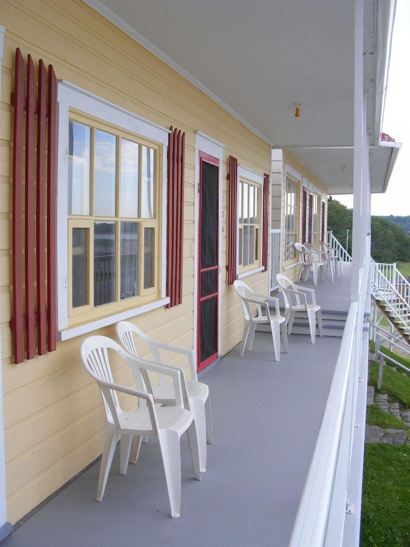 Hotel Motel Bon Accueil Rivière-la-Madeleine エクステリア 写真